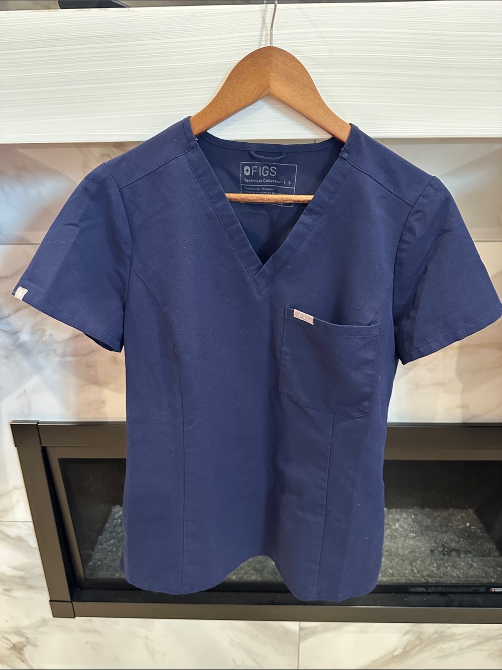FIGS Women’s V-Neck Slim Fit Scrub Top - Navy Small